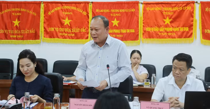 Đồng chí Nguyễn Hoài Sơm, Giám đốc Sở LĐ-TB&XH báo cáo tại buổi làm việc.