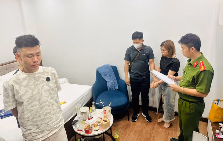 Thi hành lệnh bắt và khám xét nơi ở của đối tượng Nguyễn Thị Thái Linh.
