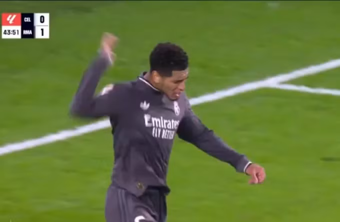 Bellingham phản ứng sau khi Vinicius không chịu chuyền cho anh, trong trận Real gặp Celta Vigo tại vòng 8 La Liga.
