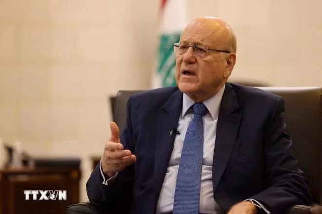 Thủ tướng lâm thời Liban Najib Mikati trả lời phỏng vấn báo chí tại Beirut ngày 30/10/2023. (Ảnh: AFP/TTXVN)