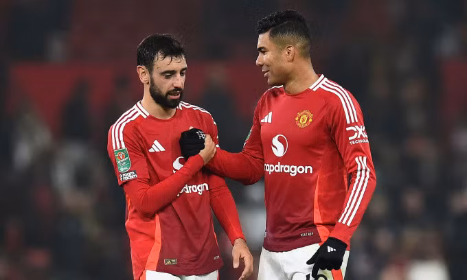 Bruno Fernandes (trái) và Casemiro chia vui sau trận thắng Leicester trên sân Old Trafford, thành phố Manchester, vòng 4 Cup Liên đoàn Anh tối 30/10/2024. Ảnh: Reuters