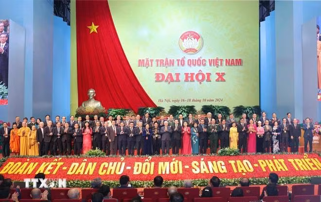 Đoàn Chủ tịch Uỷ ban Trung ương Mặt trận Tổ quốc Việt Nam khoá X, nhiệm kỳ 2024 - 2029 ra mắt Đại hội. (Ảnh: TTXVN)