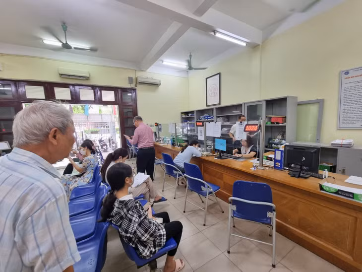 Người dân đến giao dịch tại bộ phận 'một cửa' của BHXH quận Cầu Giấy, Hà Nội. Ảnh: XC