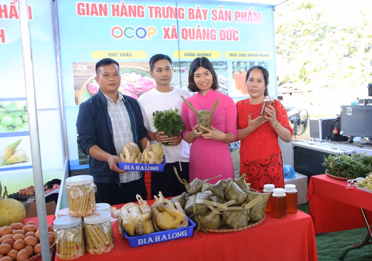 Không gian trưng bày, bán sản phẩm OCOP, nông sản địa phương thu hút đông du khách mua sắm.