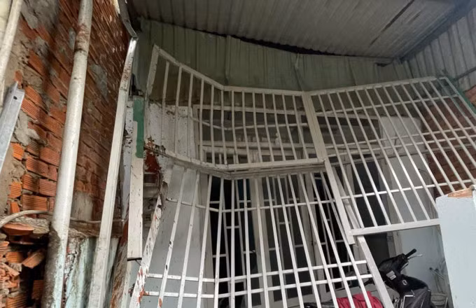 Hàng rào ngôi nhà cấp bốn bị xô lệch, hư hỏng sau vụ nổ. Ảnh: Minh Bằng