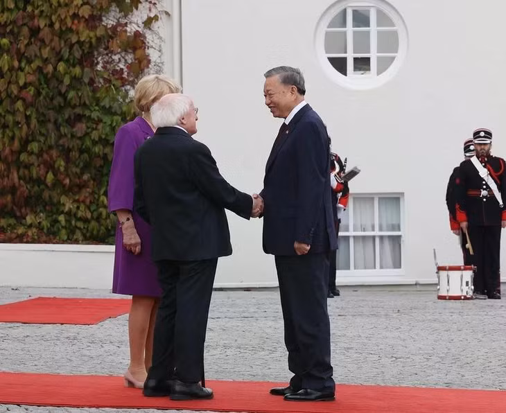 Tổng thống Ireland Michael D. Higgins và Phu nhân đón Tổng Bí thư, Chủ tịch nước Tô Lâm. Ảnh: Trí Dũng – TTXVN