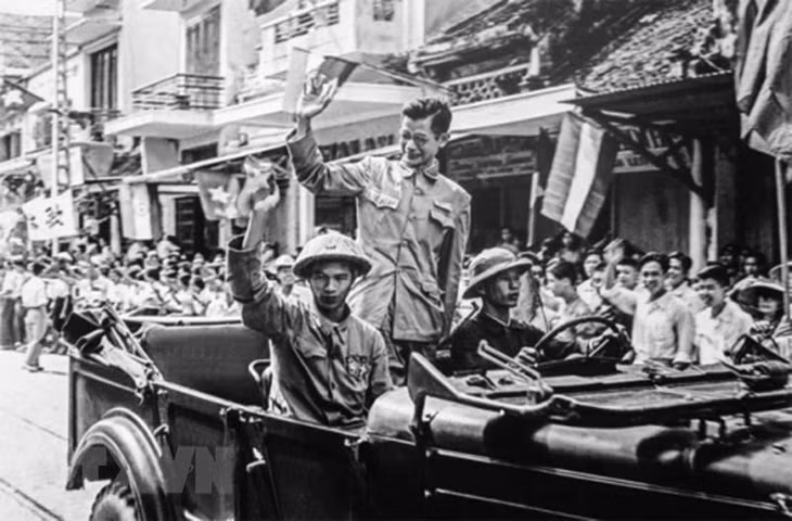 Phó Chủ tịch Ủy ban Quân chính Hà Nội Trần Duy Hưng từ Việt Bắc về tiếp quản Thủ đô. (Ảnh: Tư liệu TTXVN)