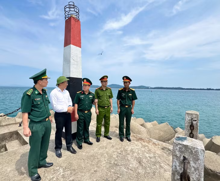 Thượng tá Bùi Sĩ Thắng (ngoài cùng, bên phải) cùng lãnh đạo Bộ CHQS tỉnh, lãnh đạo huyện kiểm tra tại âu cảng Cô Tô. (Ảnh nhân vật cung cấp)