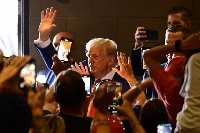 Đám đông người ủng hộ vây quanh cựu tổng thống Donald Trump ở Zebulon, Georgia, hôm 23/10. Ảnh: AFP