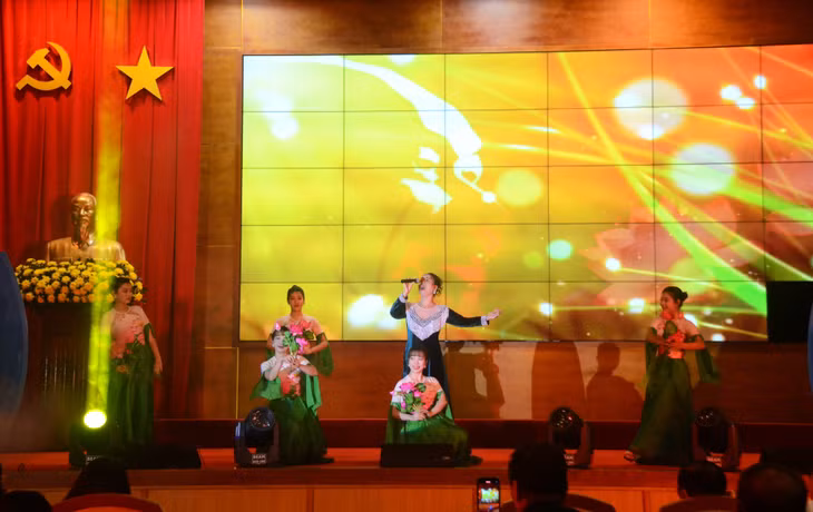 Các tác phẩm được dàn dựng công phu, hùng tráng, giàu tính nghệ thuật ngợi ca Chủ tịch Hồ Chí Minh.