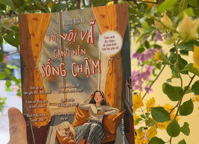 Bìa sách "Đời vội vã càng nên sống chậm". Ảnh: NXB Phụ nữ Việt Nam