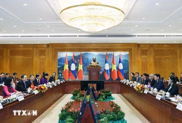 Chủ tịch Quốc hội Trần Thanh Mẫn hội đàm với Chủ tịch Quốc hội Lào Saysomphone Phomvihane. (Ảnh: Thống Nhất/TTXVN)