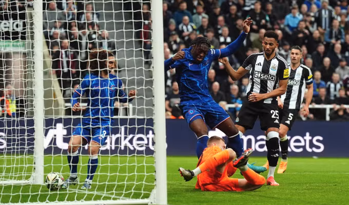Hậu vệ Axel Disasi phản lưới nhà trong bàn thua thứ hai của Chelsea. Ảnh: AP