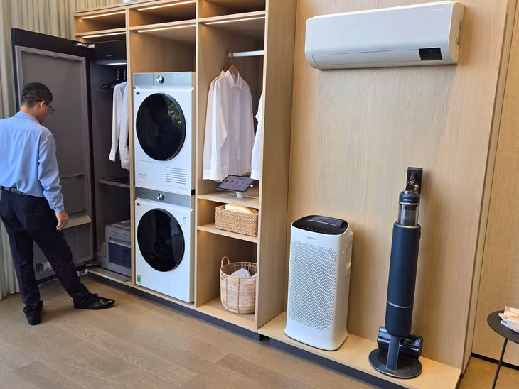 Khu vực trưng bày các thiết bị gia dụng khác cùng với Bespoke AI Heatpump tại Samsung West Lake.