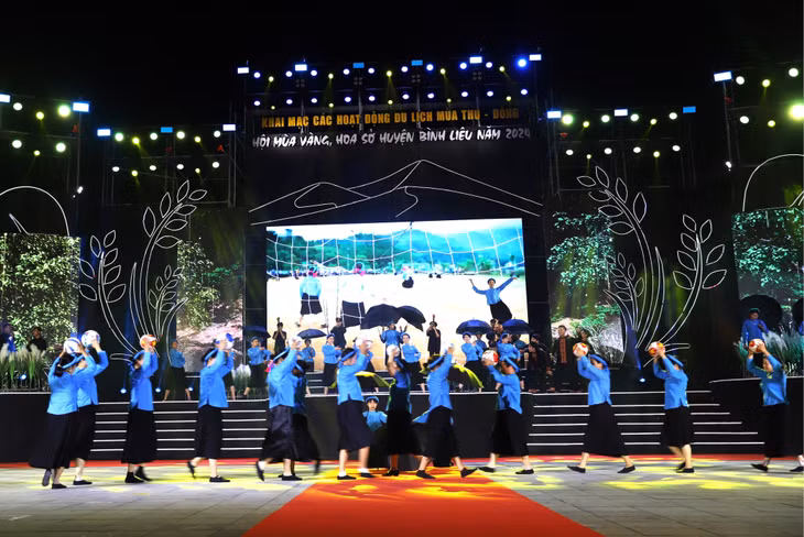 Những cô gái Sán Chỉ mang tới chương trình điệu hát Soóng Cọ và hình ảnh vừa truyền thống vừa hiện đại của "Đội bóng váy đen".