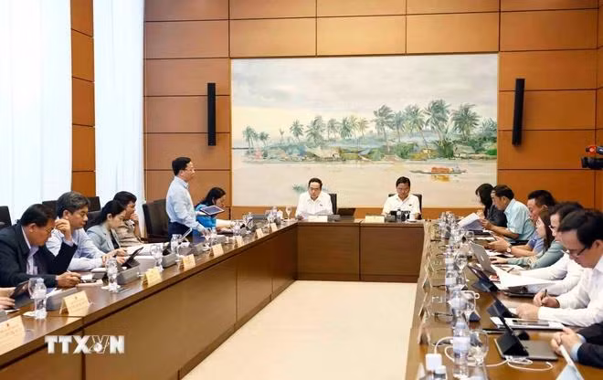 Đoàn đại biểu Quốc hội tỉnh Hậu Giang, Bắc Ninh, Lạng Sơn và Đắk Lắk thảo luận ở tổ. (Ảnh: Doãn Tấn/TTXVN)