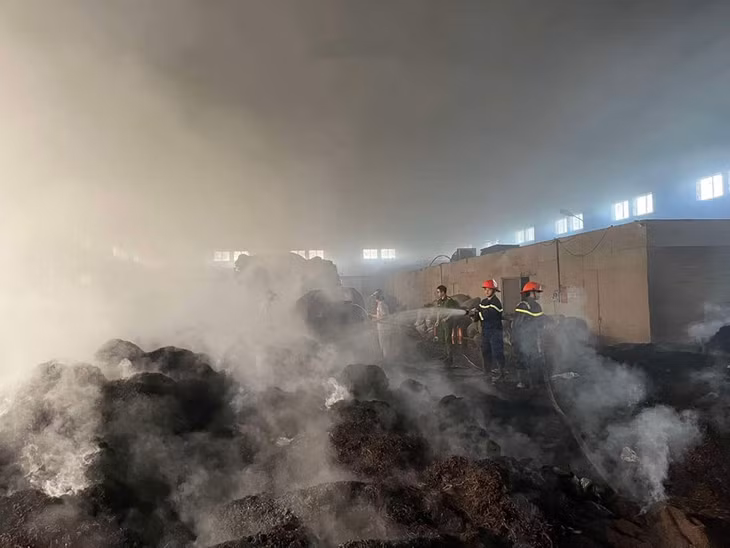 Lực lượng chức năng khống cháy đám cháy tại nhà máy chè ở Yên Bái. Ảnh: Người dân cung cấp