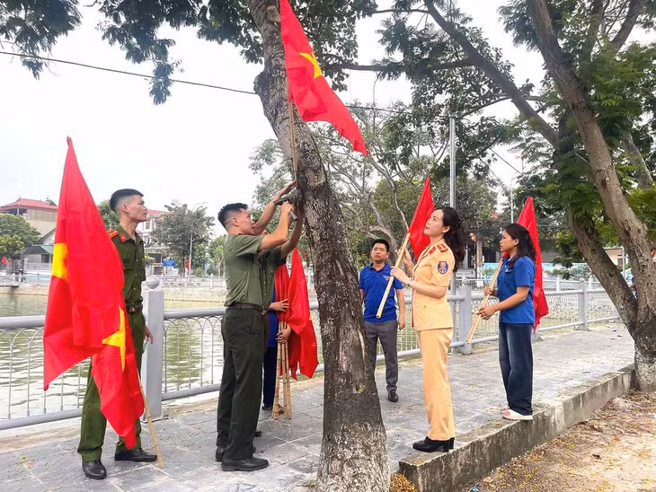 Treo cờ dịp lễ tết. Ảnh: TTXVN