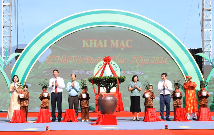 ... và nghi thức trao cây chè giống cho thế hệ trẻ.