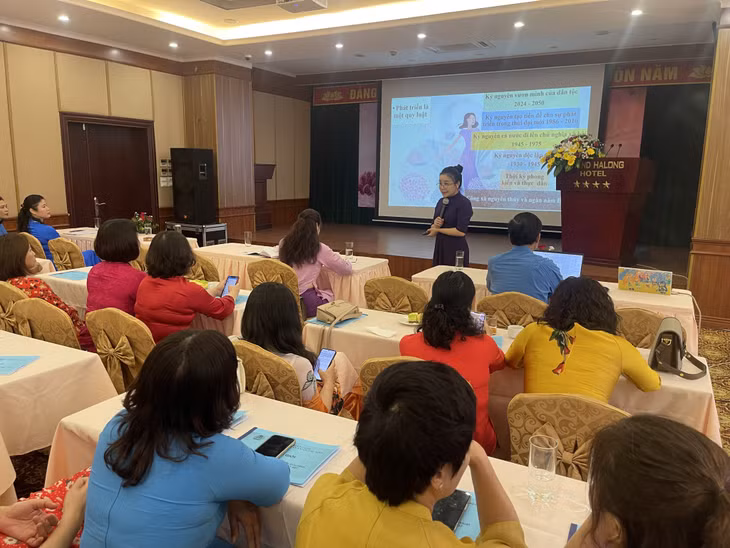 Các đại biểu tìm hiểu, thảo luận chuyên đề "Nữ CNVCLĐ phát triển bản thân trong kỷ nguyên mới".