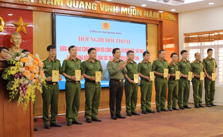 Đảng ủy Công an tỉnh trao quà hỗ trợ cho Công an 66 xã biên giới, hải đảo, vùng đồng bào dân tộc thiểu số.