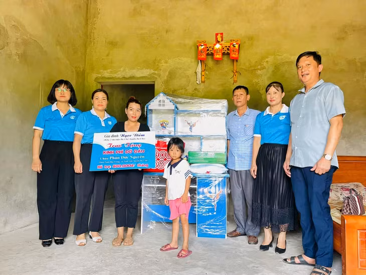 Hội LHPN huyện Ba Chẽ trao tặng kinh phí đỡ đầu cho em Phùn Đức Nguyên (mồ côi bố), thôn Nam Hả Trong, xã Nam Sơn (huyện Ba Chẽ).