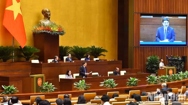 Chủ nhiệm Ủy ban Văn hóa, Giáo dục của Quốc hội Nguyễn Đắc Vinh giải trình, làm rõ một số vấn đề đại biểu Quốc hội nêu. (Ảnh: THỦY NGUYÊN)