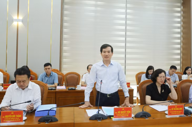 Đồng chí Vũ Quyết Tiến, Ủy viên Ban Thường vụ Tỉnh ủy, Bí thư Thành ủy Hạ Long, báo cáo tại cuộc kiểm tra.