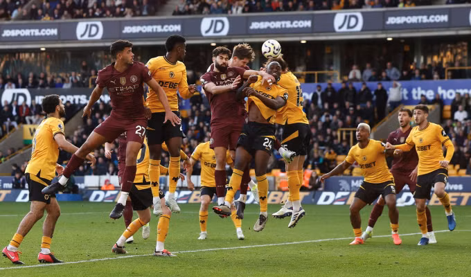 Pha đánh đầu ghi bàn ở thời gian bù giờ của Stones mang về ba điểm cho Man City. Ảnh: Reuters