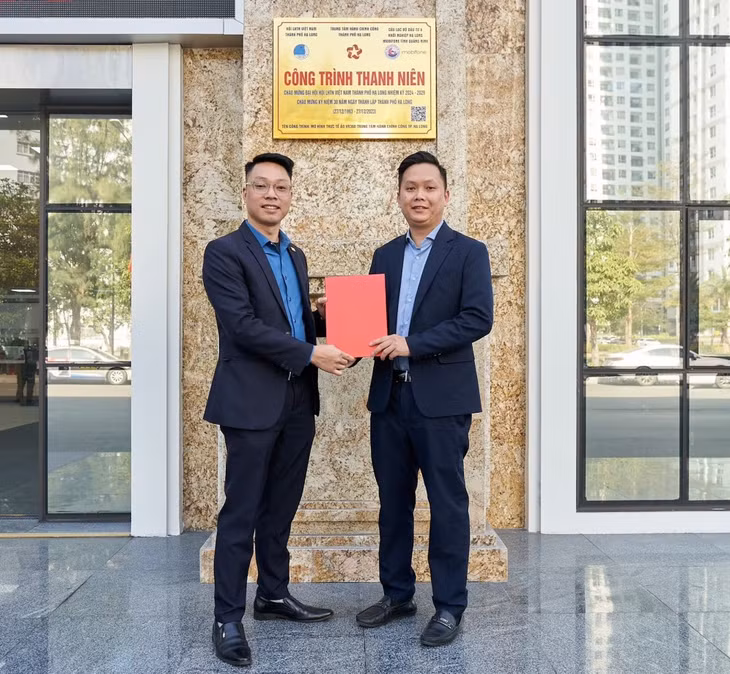 Anh Ngô Bá Sơn Tùng (bên phải), Giám đốc Công ty CP Giải pháp công nghệ số ATH phối hợp cùng CLB Đầu Tư &amp; Khởi Nghiệp TP Hạ Long trao tặng công trình "Thực tế ảo Vr360 mô phỏng Trung tâm hành chính công TP Hạ Long". Ảnh: NVCC