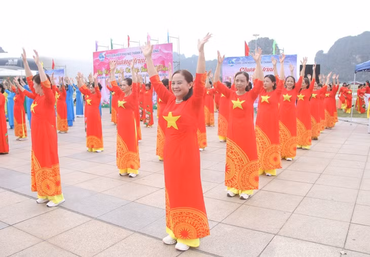 Mỗi câu lạc bộ, nhóm nhảy đều mang đến chương trình những tà áo dài duyên dáng, rực rỡ sắc màu.