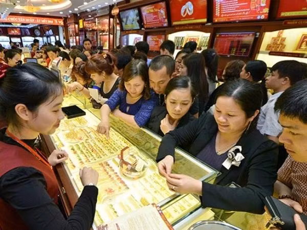 Giá vàng trong nước cao hơn thế giới 5%-7%. (Ảnh: Vietnam+)