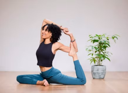 Yoga không chỉ cải thiện độ dẻo dai, giảm căng thẳng mà còn khuyến khích kiểm soát hơi thở, tốt cho người dị ứng thời tiết.