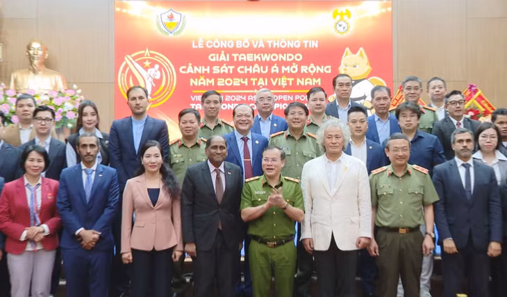 PCT UBND tỉnh Nguyễn Thị Hạnh chụp ảnh lưu niệm cùng đại biểu trong nước và quốc tế tham dự Lễ công bố Giải.