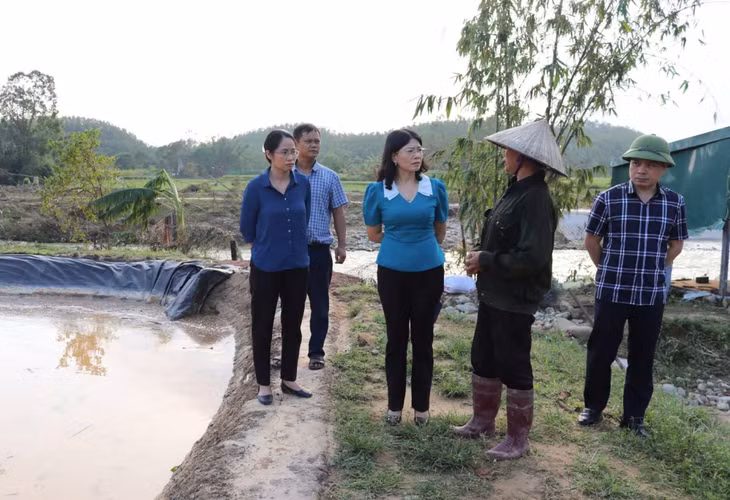 Lãnh đạo huyện Đầm Hà động viên người dân bị thiệt hại và kiểm tra công tác khắc phục hậu quả bão số 3 tại xã Quảng An. Ảnh: Thanh Nga (CTV)