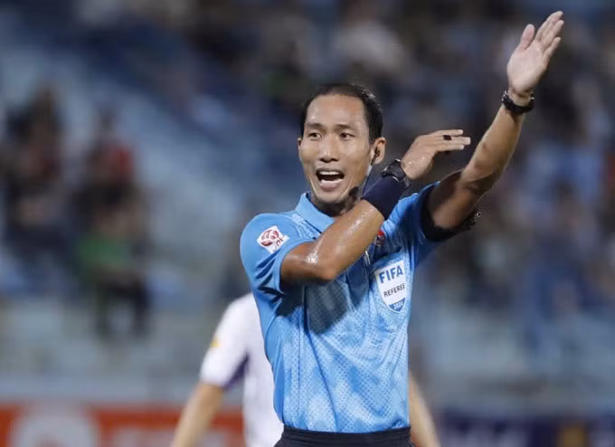 Trọng tài Lê Vũ Linh trong trận CAHN thắng Bình Dương 1-0 trên sân Hàng Đẫy ngày 30/9. Ảnh: Hoàng Ka