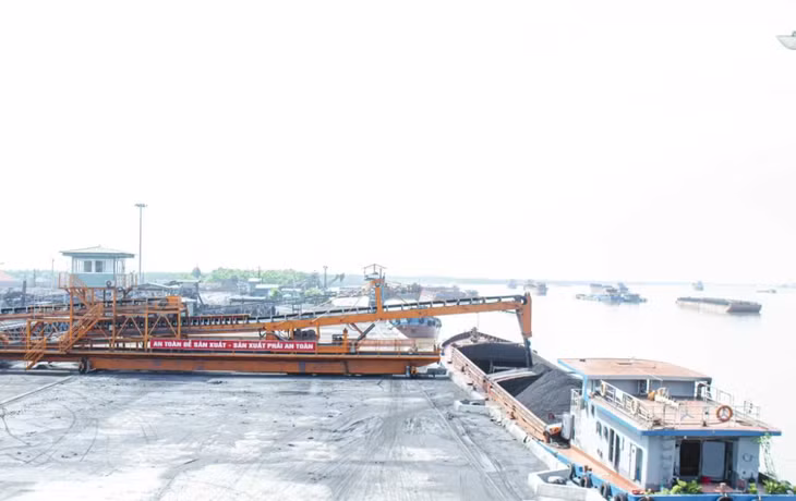 Bốc rót than tại Cảng Điền Công (Công ty Kho vận Đá Bạc).