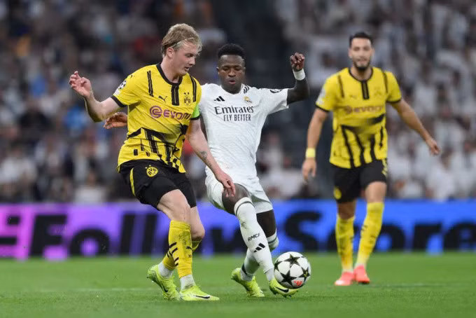 Vinicius tranh bóng với Julian Brandt. Ảnh: UEFA