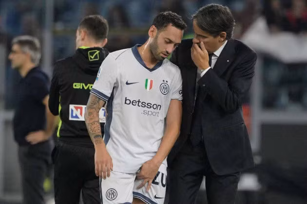 Hakan Calhanoglu là 1 trong 2 trụ cột Inter Milan dính chấn thương trận gặp AS Roma.