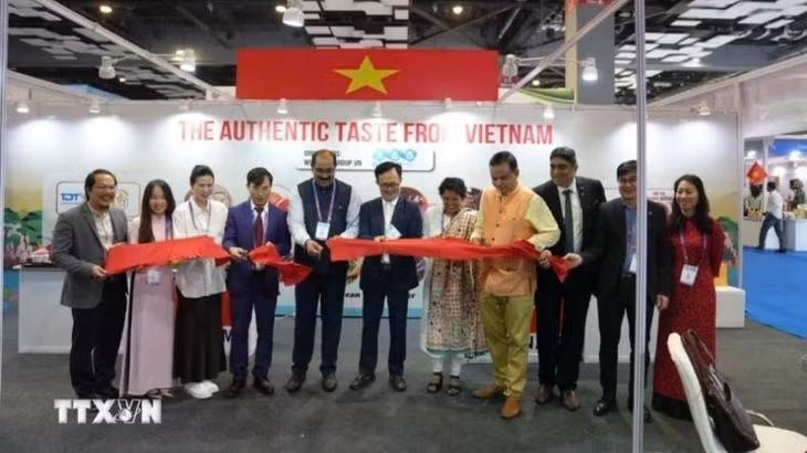 Các đại biểu cắt băng khai trương gian hàng hoa quả và thực phẩm chế biến của Việt Nam tại Hội chợ Thực phẩm thế giới ở Ấn Độ (WFI 2024) lần thứ 3, thủ đô New Delhi, ngày 19/9/2024. (Ảnh: TTXVN)