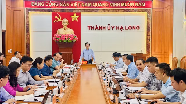 Đồng chí Vũ Quyết Tiến, Ủy viên Ban Thường vụ Tỉnh ủy, Bí thư Thành ủy Hạ Long, phát biểu chỉ đạo tại hội nghị.
