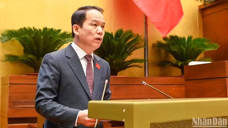 Chủ nhiệm Ủy ban Pháp luật Hoàng Thanh Tùng trình bày Báo cáo giải trình, tiếp thu, chỉnh lý dự thảo Luật Công chứng (sửa đổi). (Ảnh: DUY LINH)
