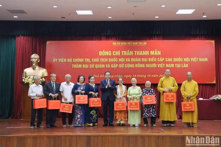 Chủ tịch Quốc hội tặng quà đại diện cộng đồng người Việt Nam tại Lào.