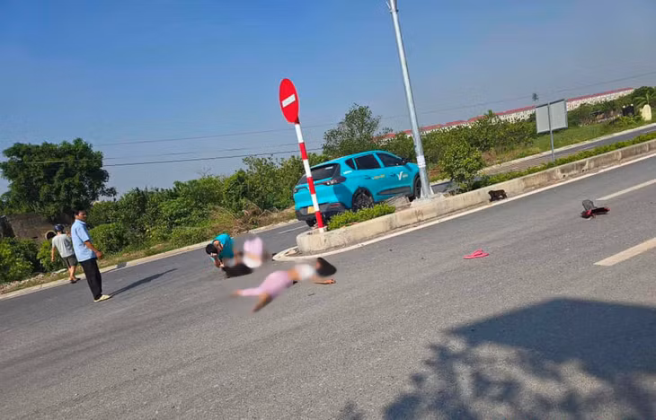 Hiện trường vụ tai nạn giữa xe taxi và xe đạp điện khiến hai bé gái bị thương nặng.