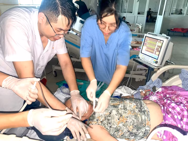 Tại Trung tâm Y tế TX Đông Triều, bác sĩ Nguyễn Mạnh Hùng và đồng nghiệp liên tục cấp cứu cho bệnh nhân trong điều kiện thiếu thốn. (Ảnh đơn vị cung cấp)