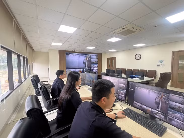 Công chức Chi cục Hải quan cửa khẩu cảng Hòn Gai giám sát hàng hóa tại các kho bãi, cảng biển thông qua hệ thống camera để nâng cao tính tuân thủ của các doanh nghiệp.