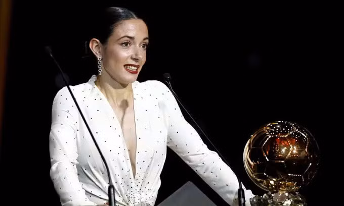 Tiền vệ Aitana Bonmati phát biểu sau khi nhận Quả Bóng Vàng nữ 2024. Ảnh: Heraldo
