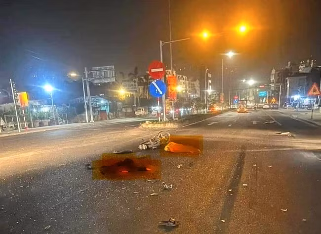 Sau cú va chạm mạnh, cả 2 thanh thiếu niên nằm bất động trên đường. (Ảnh người dân cung cấp)