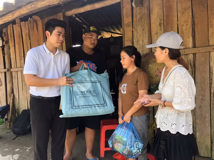 Nhóm từ thiện tại TP Hạ Long trao hỗ trợ đồ dùng thiết yếu cho người dân xã Kỳ Thượng (TP Hạ Long) bị ảnh hưởng nặng nề do bão số 3.