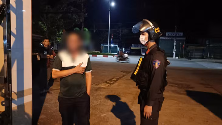 Ông H quậy phá, chống đối khi cơ quan Công an kiểm tra nồng độ cồn vào tối 8/10.